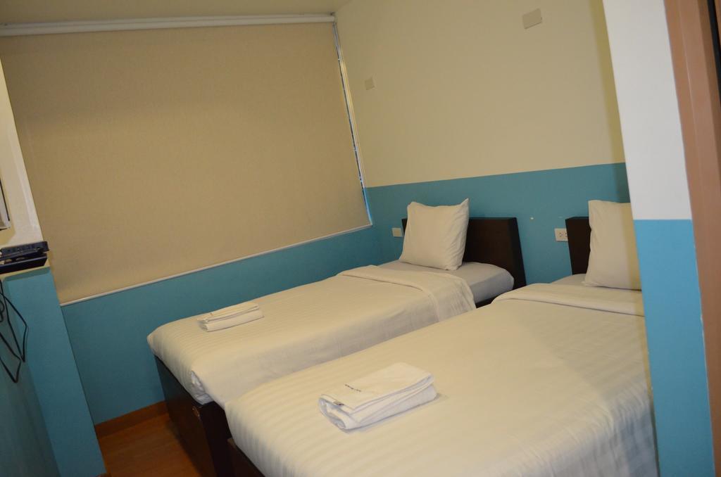 Hostellery Manila Room photo